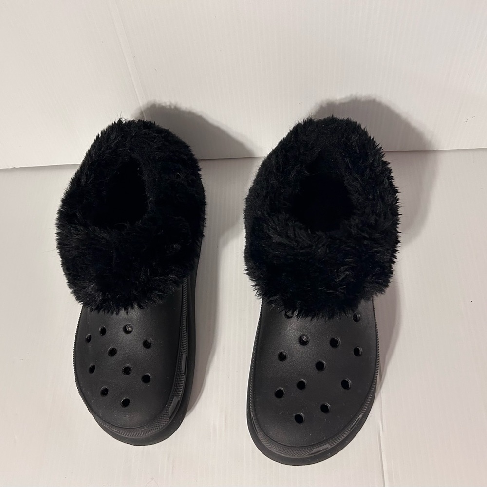CROCS Black Fuzzy Lined Clogs - Picture 5 of 13